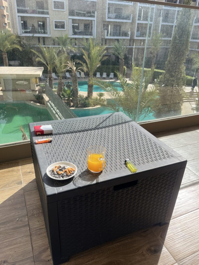 マラケシュのWazo Hotelのバルコニーから見えるプール。朝、外の景色を眺めながらゆっくり過ごす滞在中のひととき