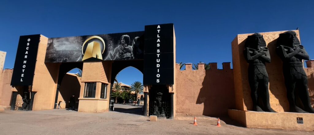ワルザザートにあるアトラス・スタジオの入口。映画のセットを思わせるゲートと壁が並ぶ外観