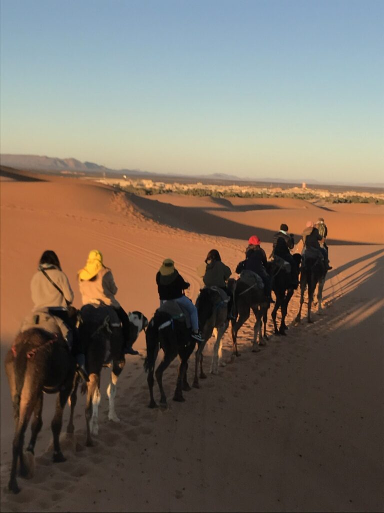 camel ride sahara desert morocco tourists ラクダ体験 サハラ砂漠 乗る ツアー