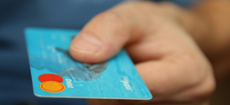 モロッコ旅行中にクレジットカードで支払いをする場面