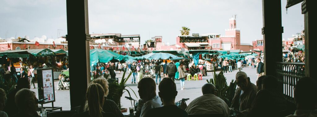 モロッコの広場で、多くの人が集まって過ごしている夕方の様子