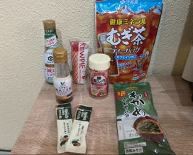 モロッコ滞在中に日本から持って行った調味料。醤油、マヨネーズ、味塩こしょう、インスタント味噌汁、ごま油の小さいサイズ