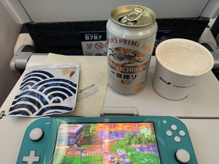 飛行機内でスナックとビール、Switchを楽しむ長時間フライトの過ごし方