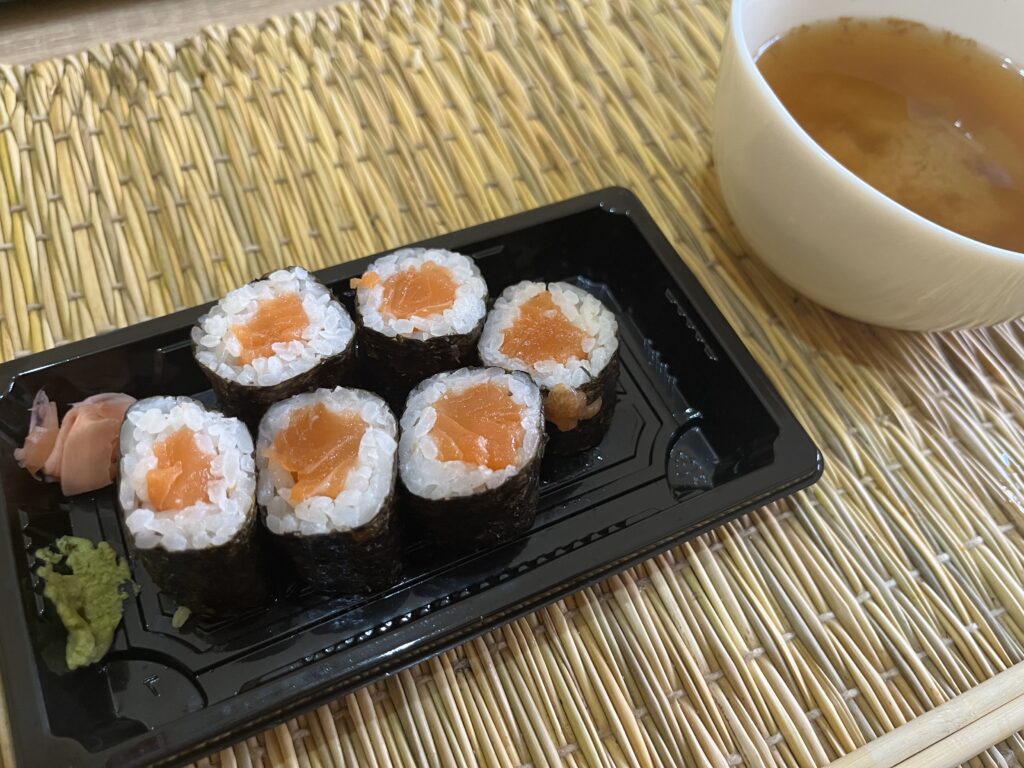 モロッコの大型スーパーで購入したサーモンの細巻き寿司とインスタント味噌汁