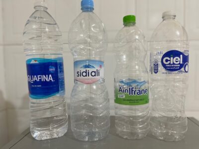 モロッコで購入したミネラルウォーター4種類を並べて比較している様子