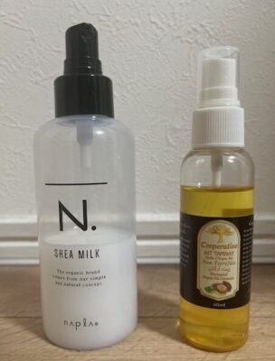 モロッコ旅で活躍したN.のシアミルクとアルガンオイルのヘアケアアイテムが並んでいる写真
