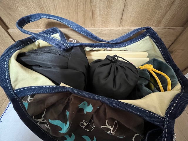 座席周りに置く手荷物。ダウンやポーチがバッグに収納されている様子