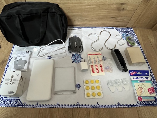 長時間フライトに持ち込む機内グッズ一式|ダイソーポーチに収納した必需品(S字フック、モバイルバッテリー、薬、電源アダプタなど)