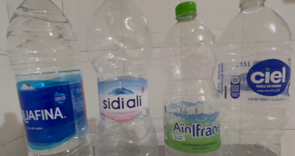 モロッコで購入したミネラルウォーター4種類(アクアフィナ、シディアリ、アインイフラン、シエル)の飲み比べ写真