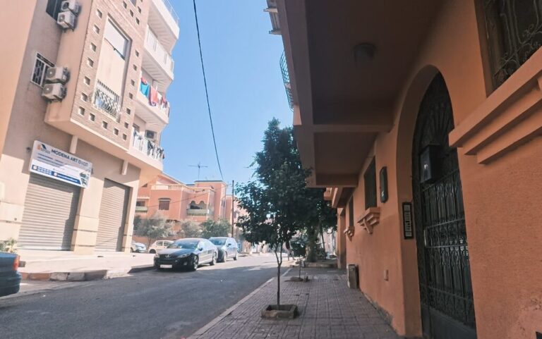 モロッコ・マラケシュで3週間滞在したアパートの玄関と住宅街の風景