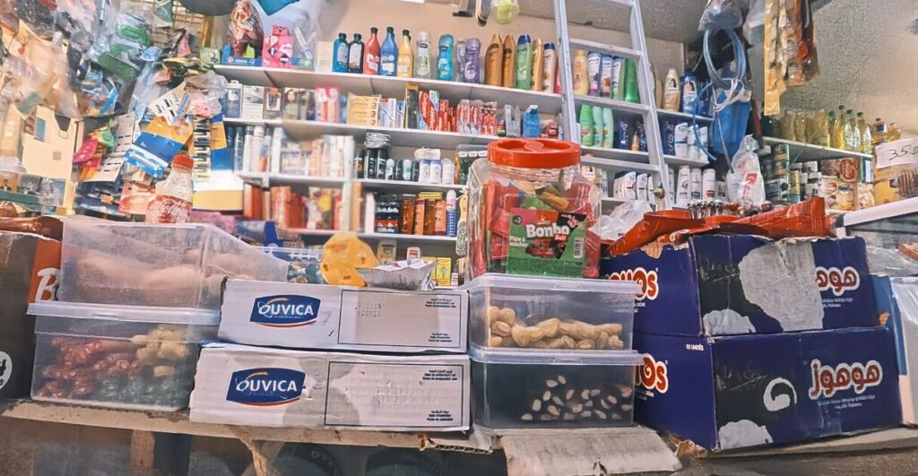 モロッコのハヌートのカウンター。ここで店主に商品を伝えて現金で支払いをする