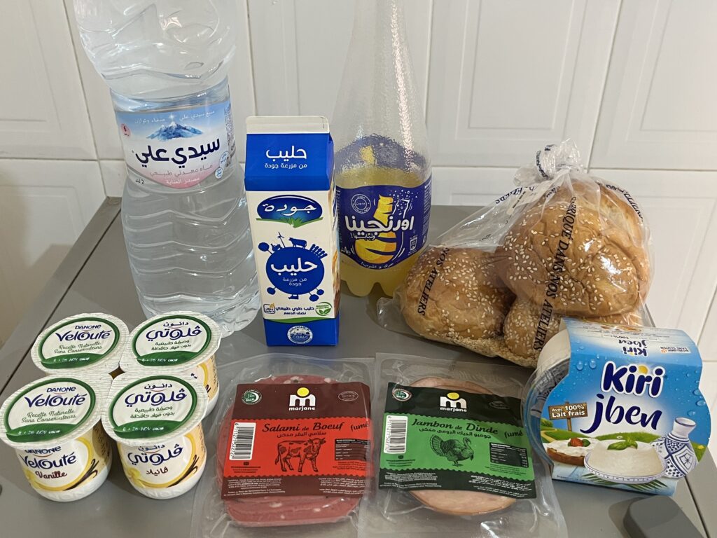 モロッコ滞在初日の買い物。水、牛乳、ヨーグルト、パン、チーズ、ソーセージなど最低限の食材を揃えた消極的な買い出し内容