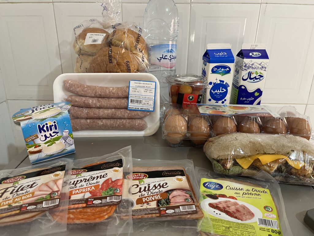 マルジャンで購入した食材一式。パン、卵、ソーセージ、ハム、チーズ、ヨーグルトなどのシンプルな食材