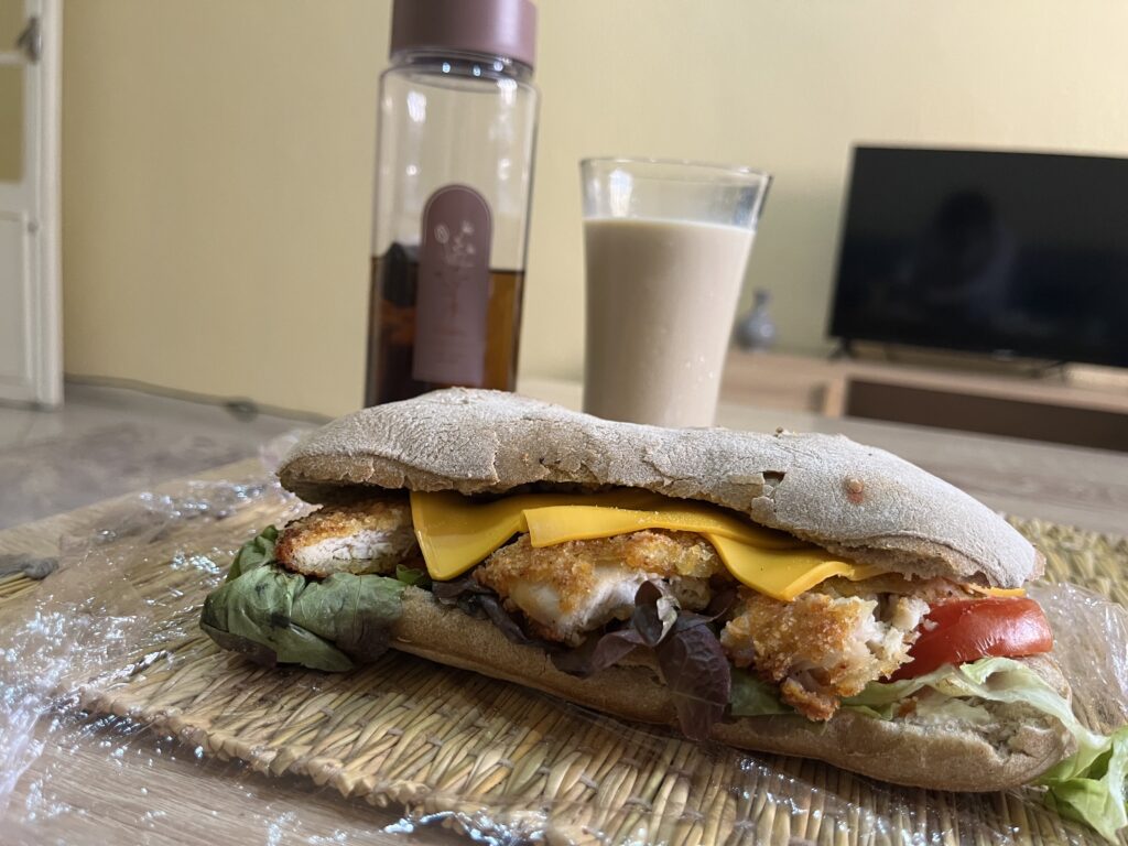 マルジャンで購入したチキンサンド。30MAD(約500円)で手軽に食べられる惣菜パン