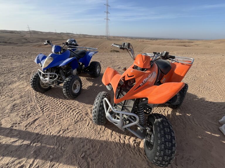 アガファイ砂漠で体験したクアッドバイク。オレンジと青の四輪バイクが砂漠に並ぶ様子