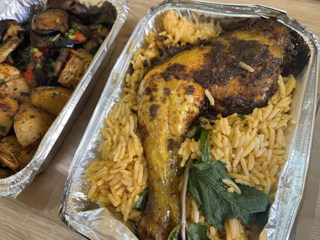 マルジャン内の惣菜コーナーで購入したチキン料理。ご飯付きで58MAD(約1000円弱)