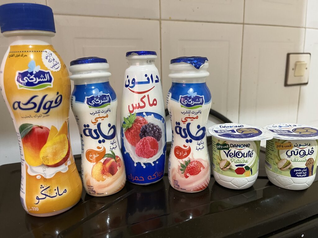 マルジャンで購入したモロッコのヨーグルトと飲むヨーグルト。フルーツ味やピスタチオ味など種類が豊富