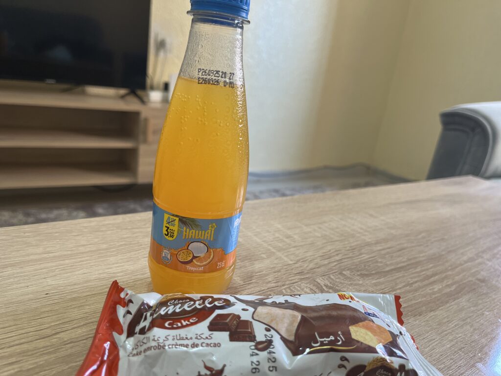 ハヌートで朝食代わりに買ったお菓子とジュース（10〜15MAD程度）