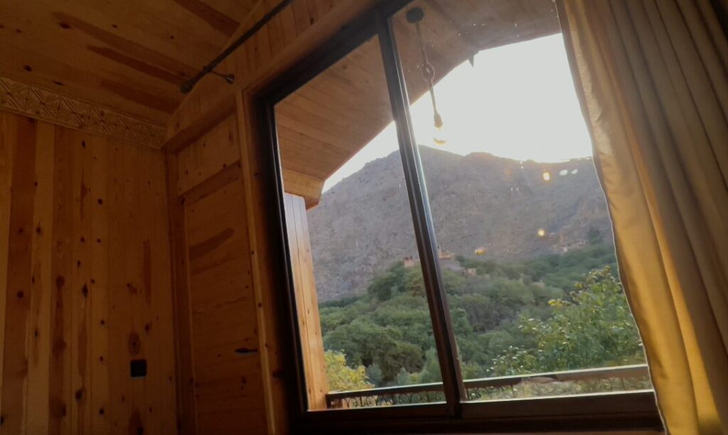 アトラス山脈のリアド客室。ベッドから見える山と緑の景色