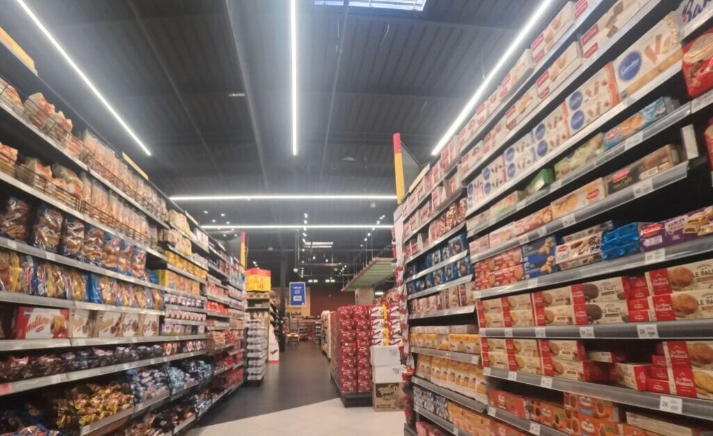 モロッコの大型スーパー・マルジャンの店内。お菓子やスナックが並ぶ売り場の様子