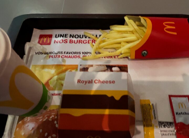 マラケシュのマルジャン内にあるマクドナルドで購入したセット。66MAD(約1100円)