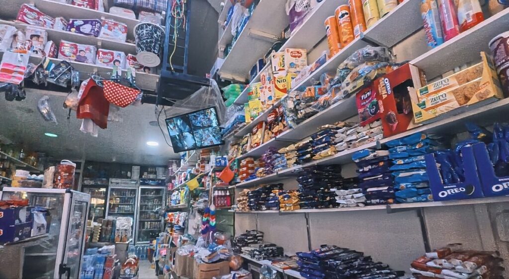 モロッコの個人商店ハヌートの店内。食品や日用品が天井近くまで所狭しと積まれている様子