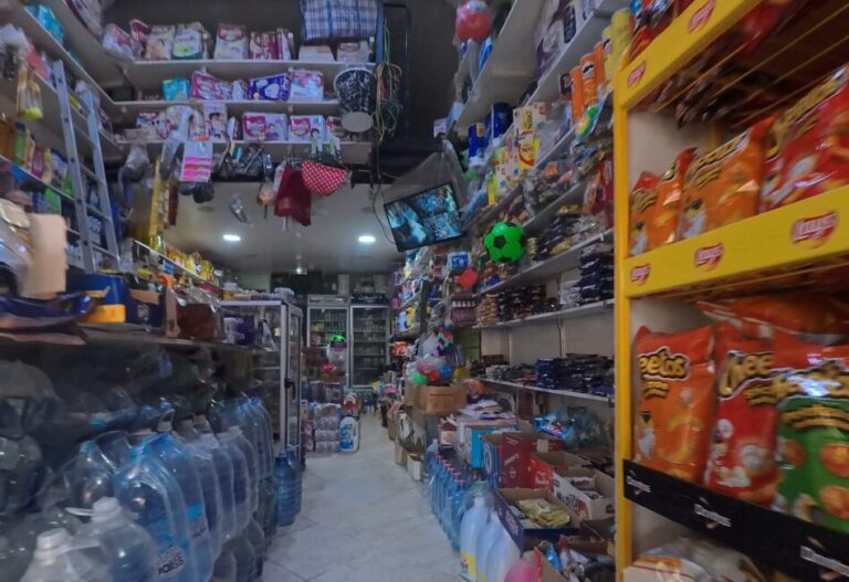 ハヌートの店内通路。入口付近にお菓子や飲み物、奥に日用品や水が並んでいる