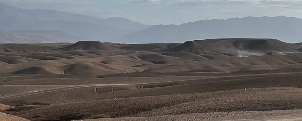アガファイ砂漠の岩砂漠の景色。起伏のある荒野と遠くの山並み