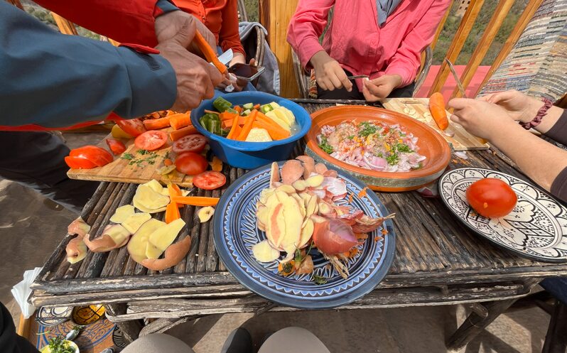 アトラス山脈イムリルのツアーで行った料理体験。タジン用の野菜を切って準備している様子