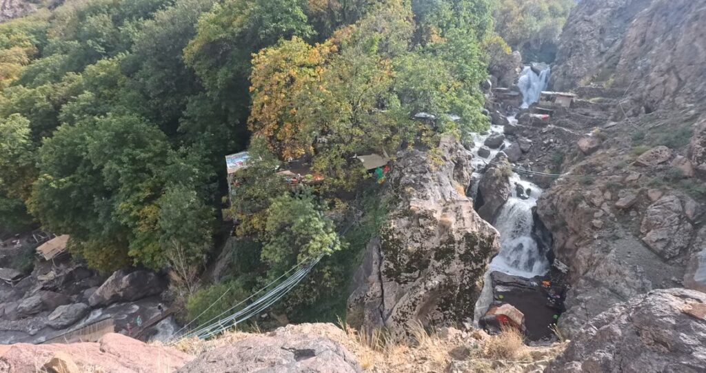 アトラス山脈イムリル周辺の渓谷にある滝。岩場の間を流れる段々の滝