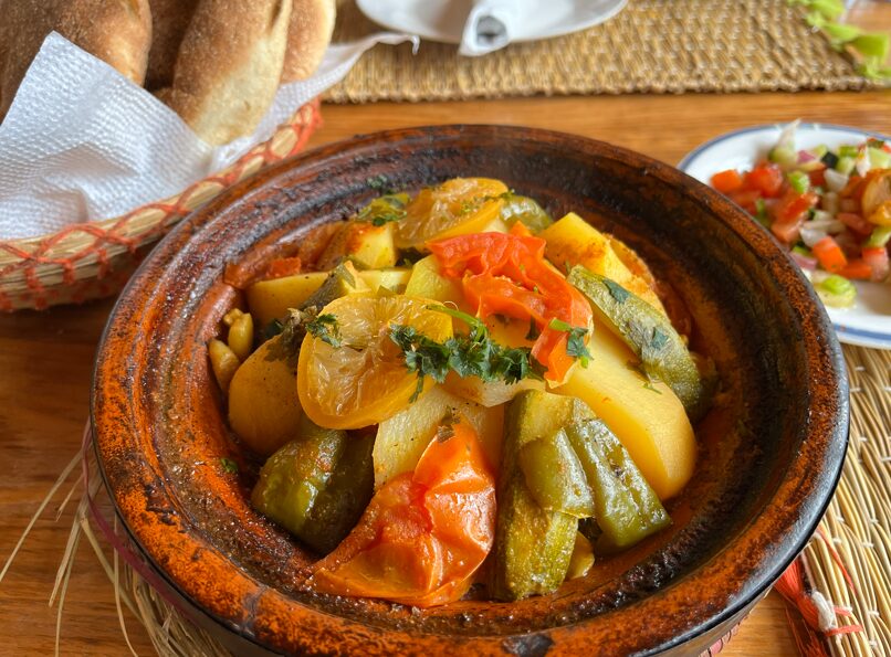 料理教室で作った野菜たっぷりのタジンと、付け合わせのモロッコ風サラダ