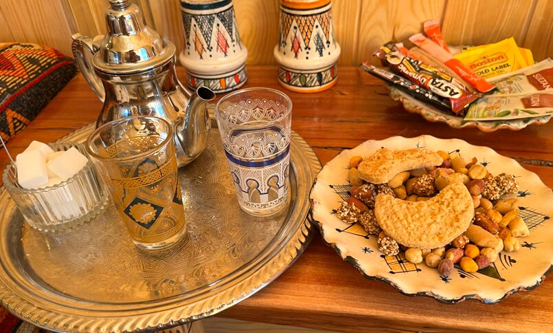 リヤド到着時のウェルカムティー。モロッコティーポットとグラス、砂糖、ナッツやお菓子がテーブルに並んでいる