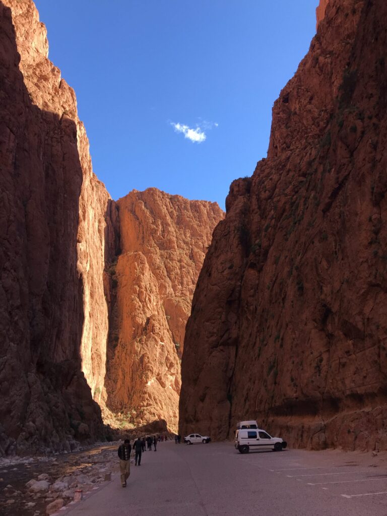 トドラ峡谷の谷底から見上げた断崖絶壁。天気は良いが日陰が多く、岩肌が迫るように見える