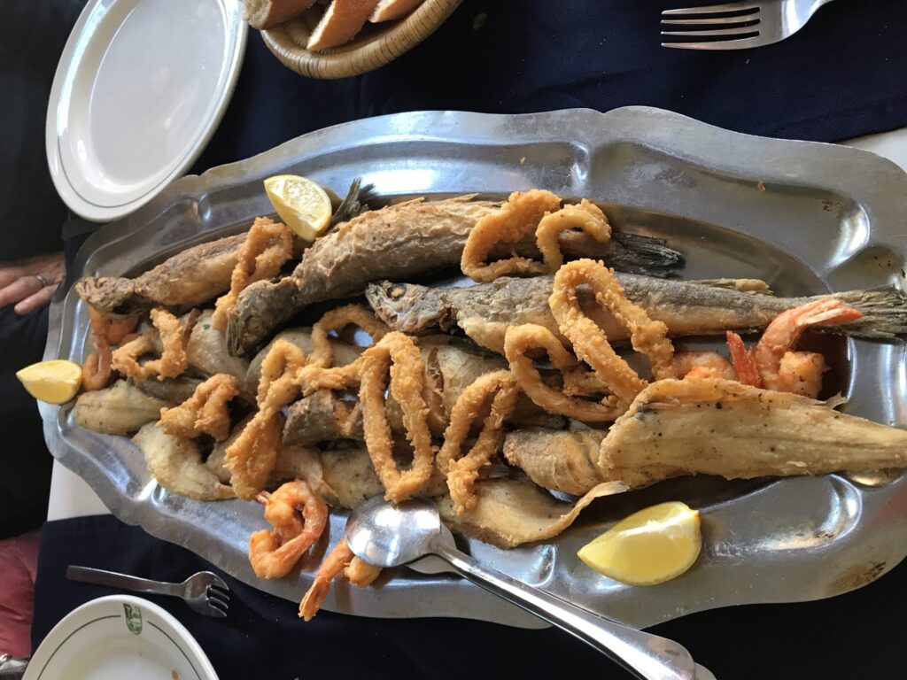 エッサウィラの食堂で食べたタイセイヨウダラの揚げ物｜港町ならではの魚料理