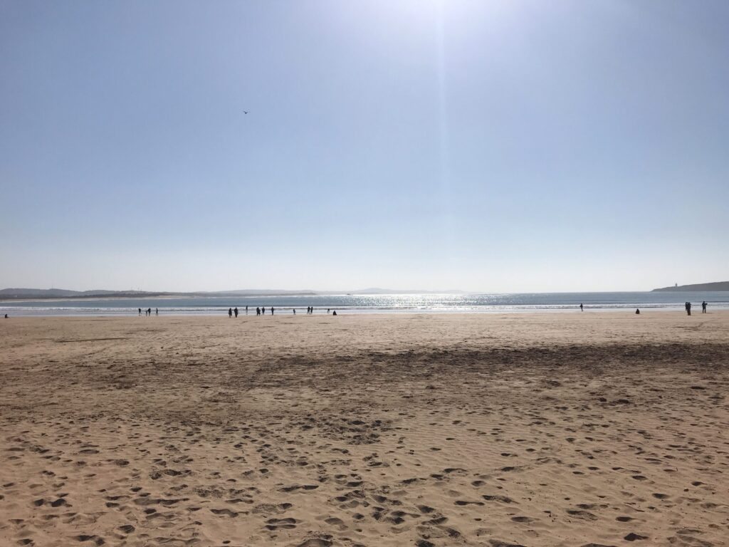 エッサウィラの広くて静かなビーチと大西洋の景色