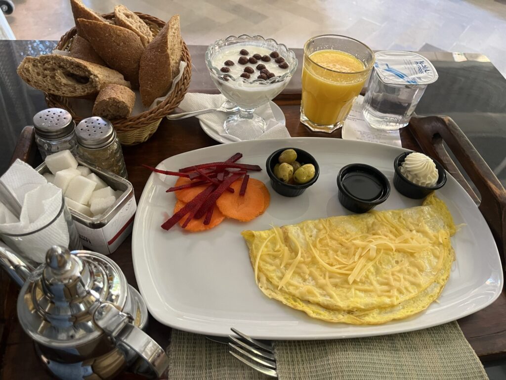 マラケシュの近所のカフェで食べた朝食。オムレツ、パン、オレンジジュース、ヨーグルトが並ぶシンプルなモロッコの朝ごはん