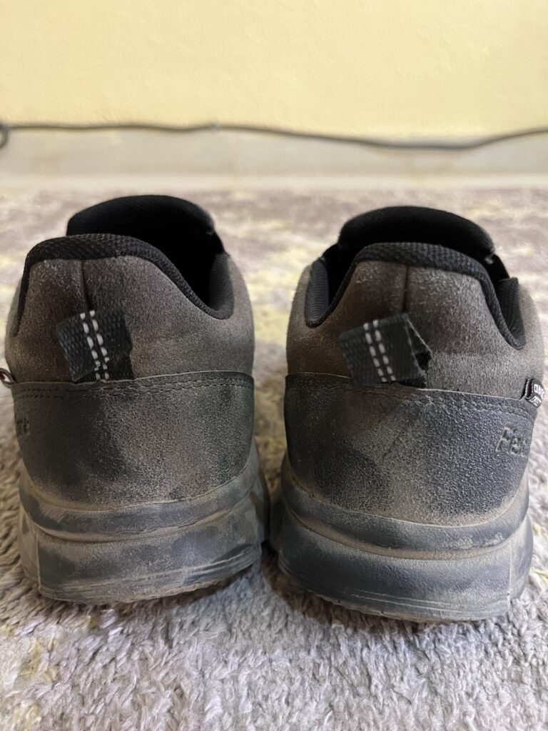 砂漠で歩いた後の砂だらけのスニーカー