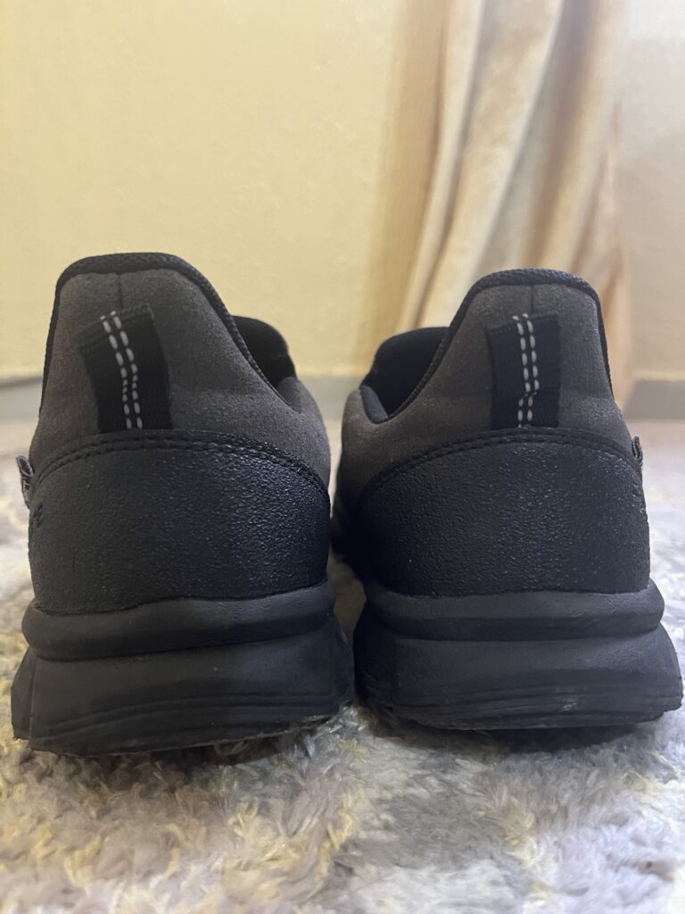 砂漠の砂をシャワーで洗い流した後の靴