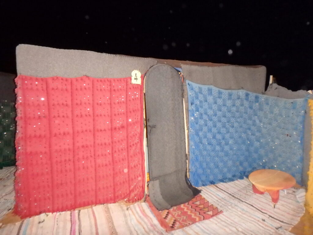 サハラ砂漠キャンプの共同トイレ外観|夜の砂漠でテント横に設置された簡易トイレブース