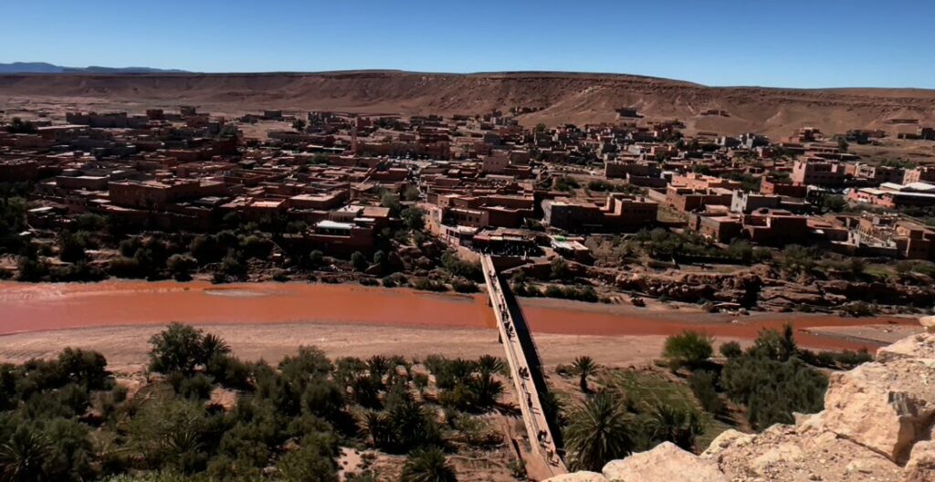 アイット・ベン・ハドゥの高台から見下ろした景色。川と橋、対岸の街並みが一望できる