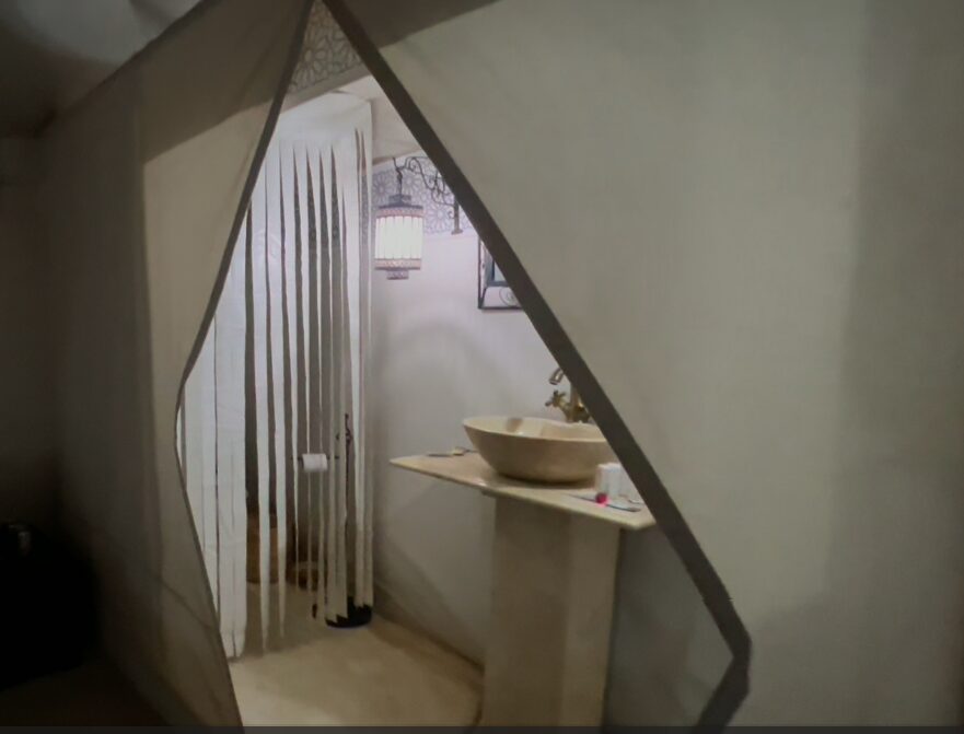 サハラ砂漠キャンプのテント内トイレ|女性ひとり旅でも安心できた専用バスルーム