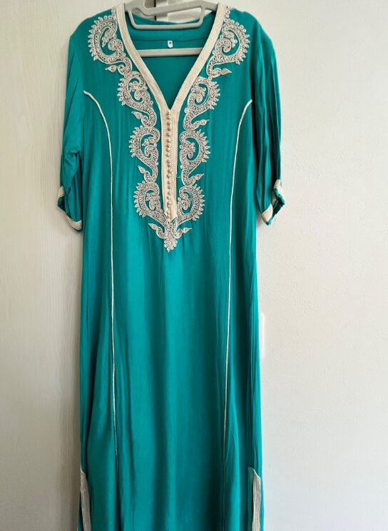 モロッコの伝統衣装カフタン|エメラルドグリーンの刺繍入りワンピース