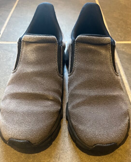 モロッコ旅行で使用したワークマンの防水スリッポン正面