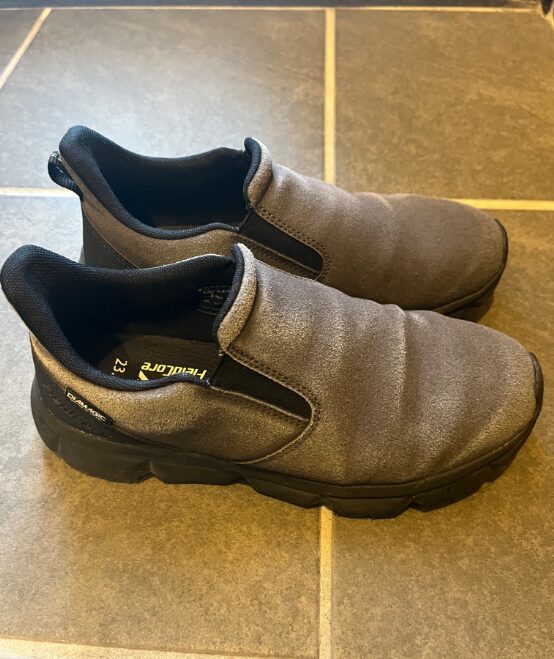 モロッコ旅行におすすめの防水スリッポン横からの写真