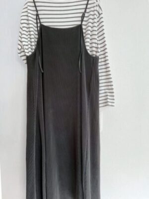 春のモロッコ旅行コーデ｜長袖ボーダーTシャツに黒キャミワンピを重ねた25度前後の服装例