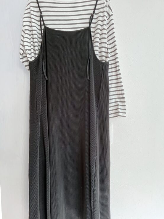 春のモロッコ旅行コーデ|長袖ボーダーTシャツに黒キャミワンピを重ねた25度前後の服装例