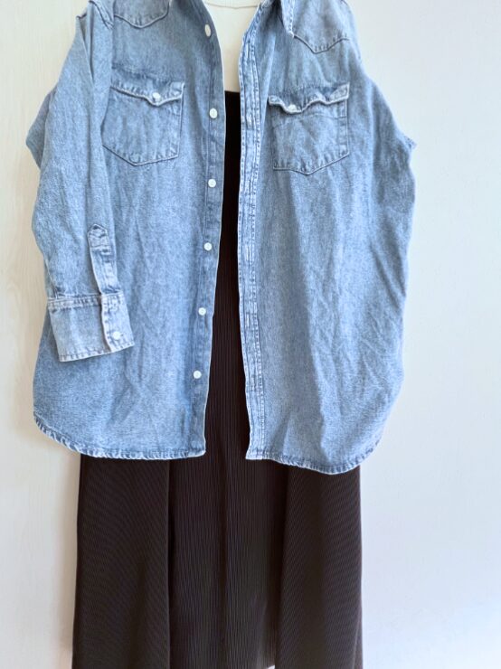 モロッコ春の朝晩コーデ|黒ワンピにデニムシャツを羽織った重ね着スタイル