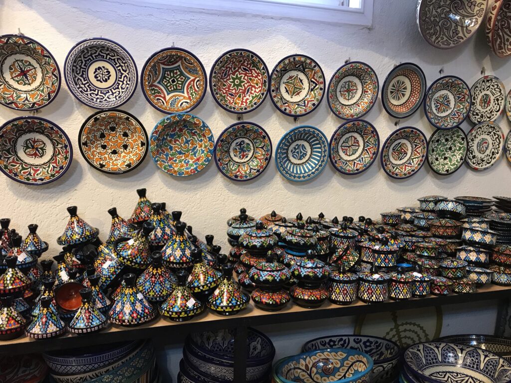 フェズのスークに並ぶモロッコ陶器（Fez Pottery Souk Morocco）