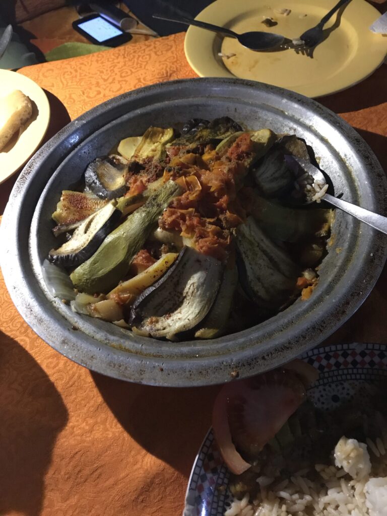 サハラ砂漠キャンプ タジン料理 夕食 / Moroccan tajine dinner at Sahara desert camp