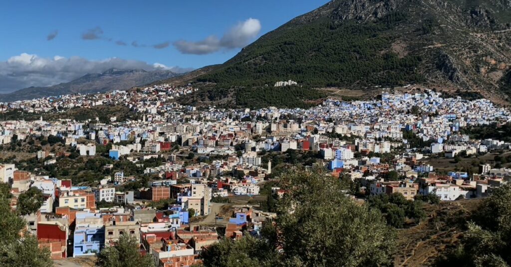 シャウエンの街並みと山の景色（Chefchaouen モロッコ）